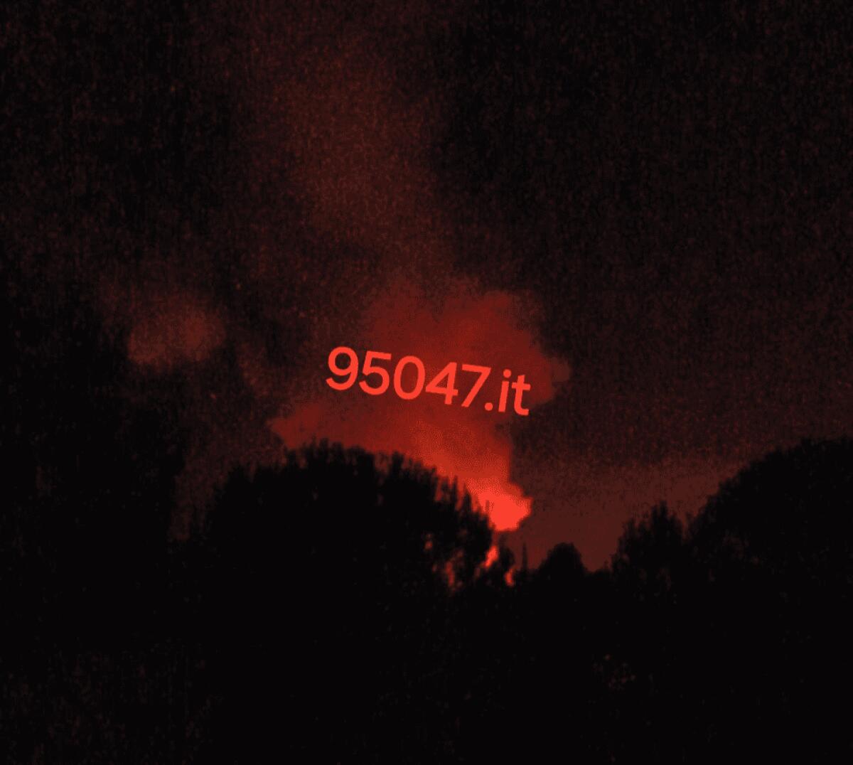 PAURA A NICOLOSI, INCENDIO IN UNA VILLETTA: NOTIZIE FRAMMENTARIE, VIGILI DEL FUOCO IN AZIONE - 