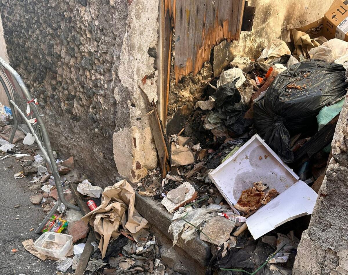 PATERNÒ, RISCHIO CROLLO CASA ABBANDONATA IN VIA VITTORIO ALFIERI: I RESIDENTI SOLLECITANO INTERVENTI IMMEDIATI - 