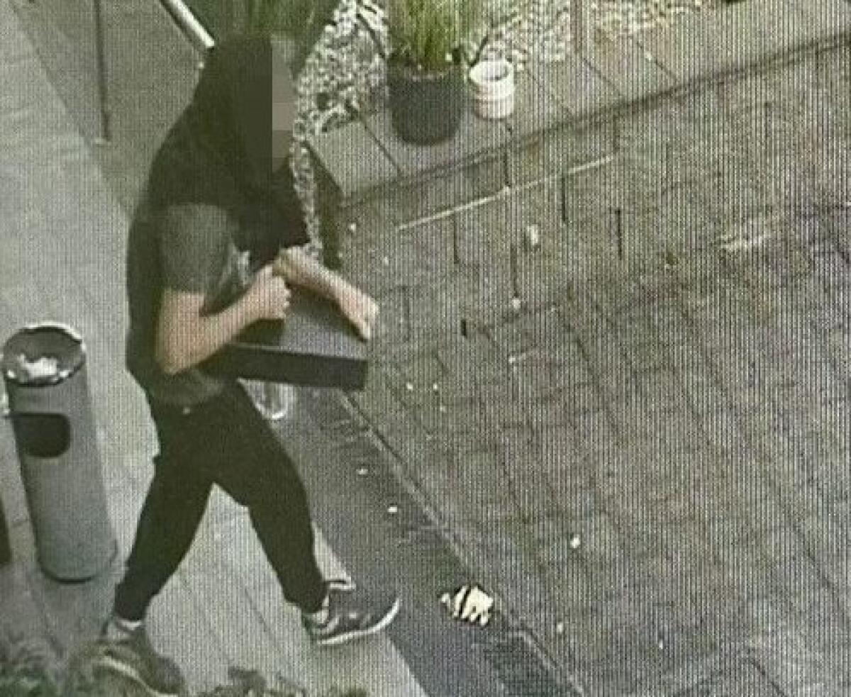 CATANIA, FUGGE CON IL REGISTRATORE DI CASSA: 52ENNE IDENTIFICATO E DENUNCIATO - 