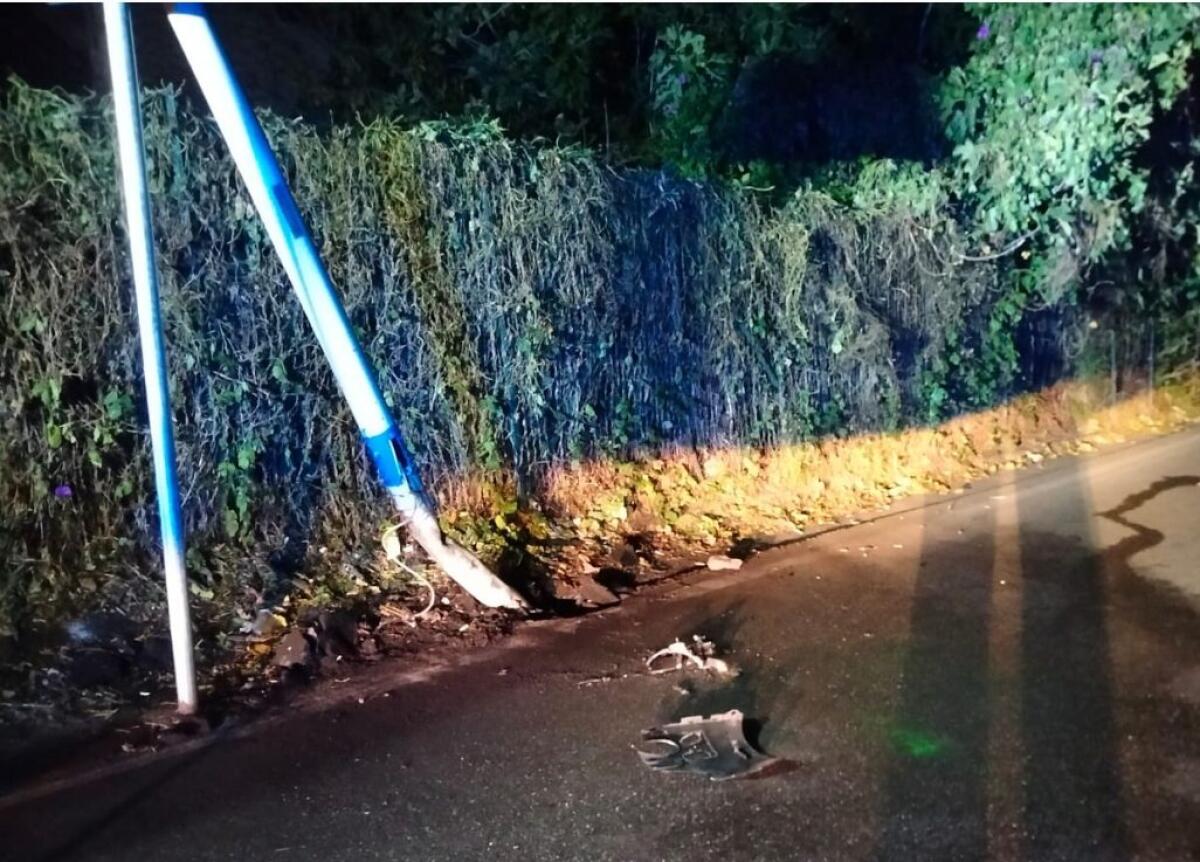 PATERNÒ, INCIDENTE IN VIA NAZARIO SAURO: AUTO CONTRO PALO, DUE FERITI PRIMA DELLA MEZZANOTTE - 