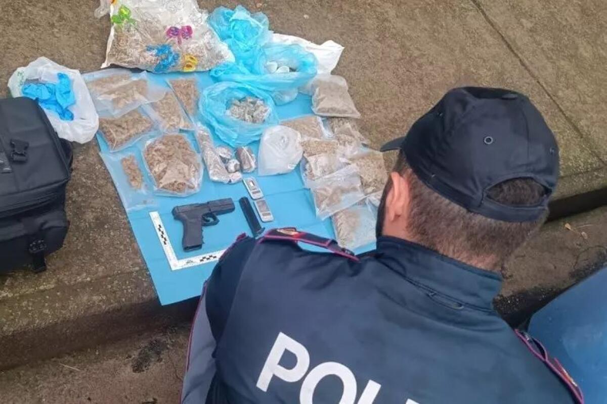 CATANIA: LITE IN CASA, POLIZIA SCOPRE DROGA E PISTOLA A SALVE. 17ENNE ARRESTATO PER SPACCIO - 