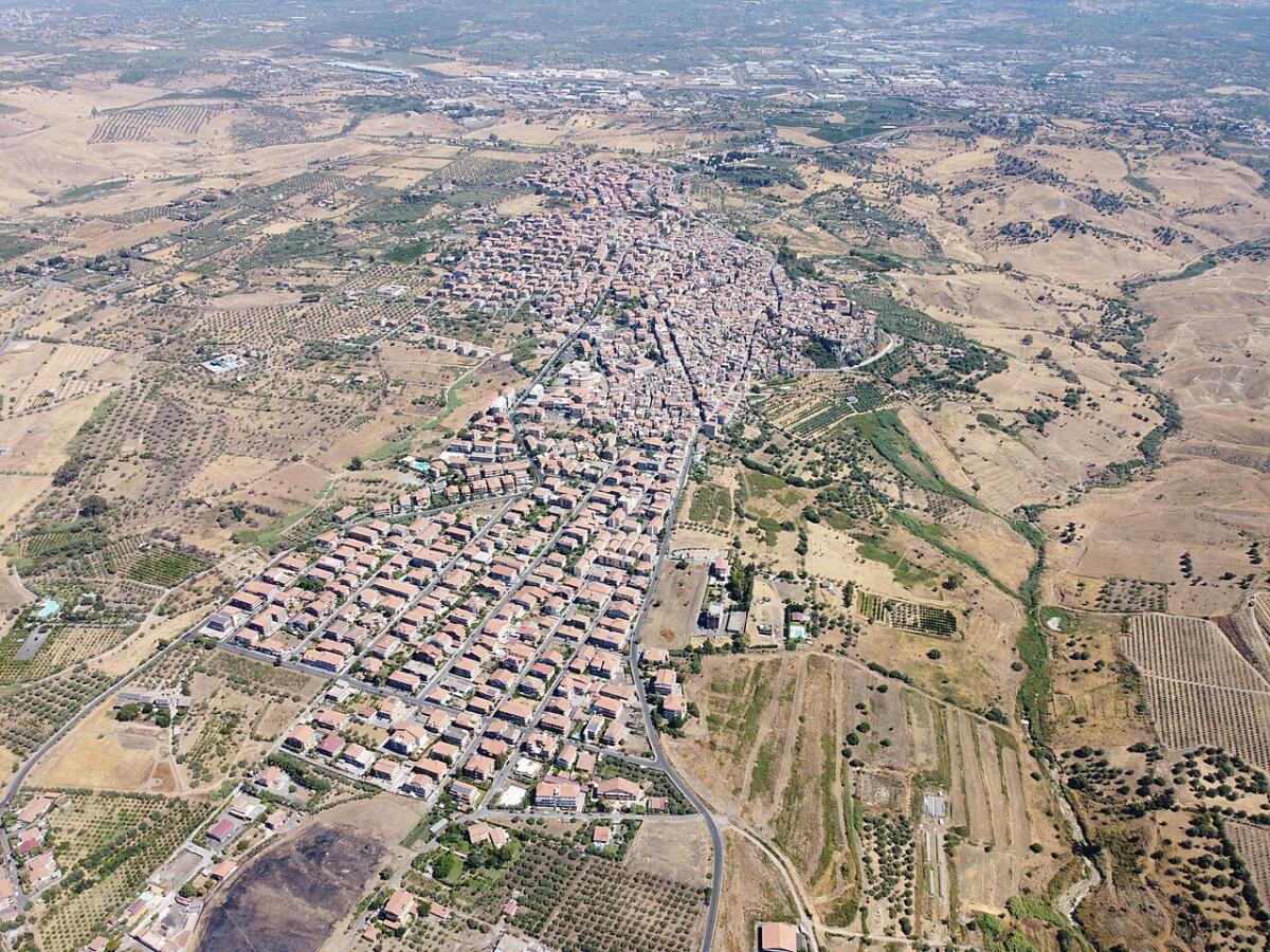 MOTTA SANT'ANASTASIA, CITTADINI CHIEDONO «ORDINE E SICUREZZA» DOPO VARI INCENDI DOLOSI E COMPORTAMENTI INTIMIDATORI - 