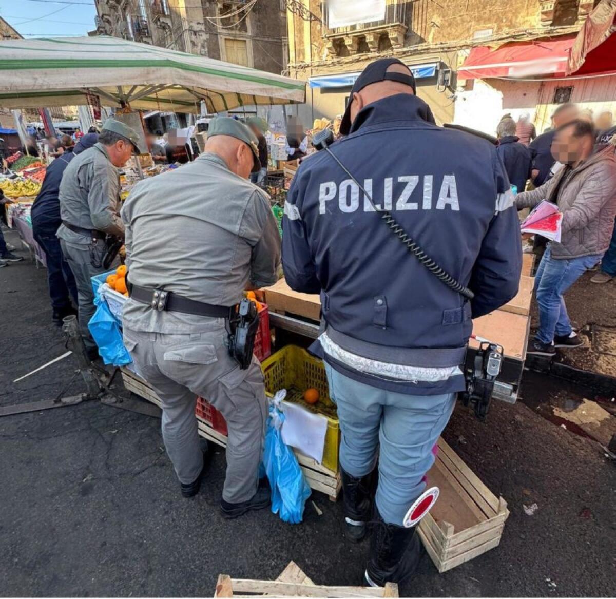 CATANIA, BLITZ A "A FERA 'O LUNI": SEQUESTRATA UNA TONNELLATA E MEZZA DI FRUTTA E ORTAGGI - 