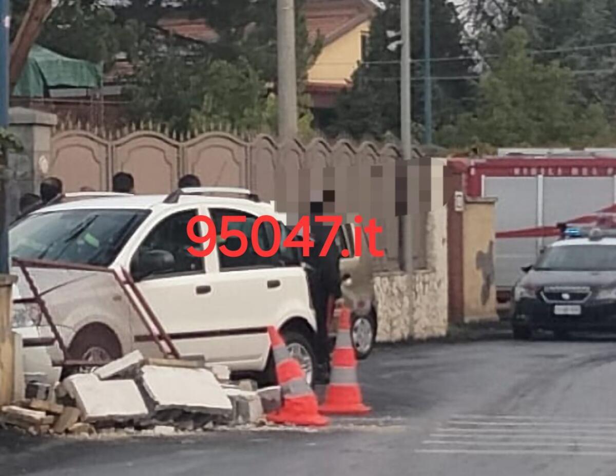 GRAVE INCIDENTE A PEDARA: FIAT PANDA SI SCHIANTA CONTRO UN MURETTO E DANNEGGIA UN PALO - 