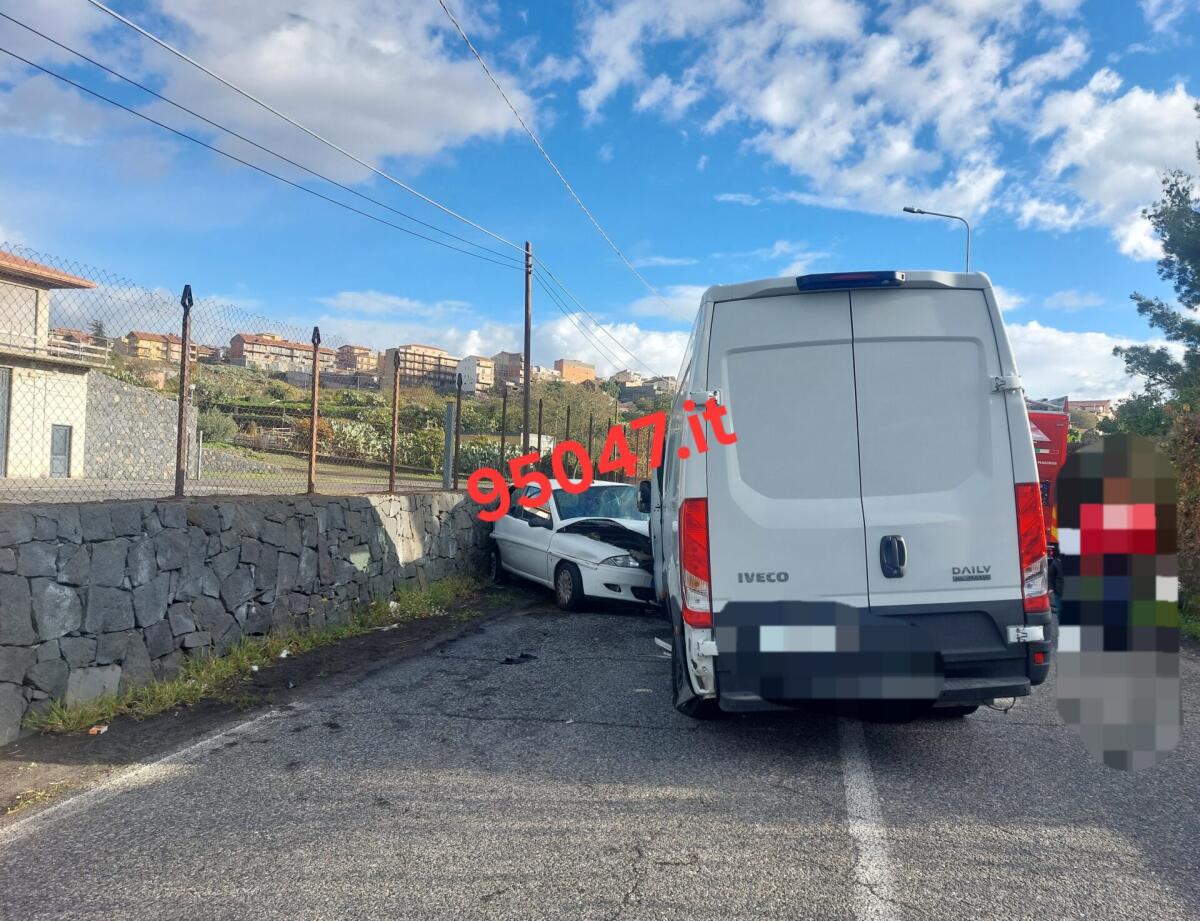 GRAVE INCIDENTE A BELPASSO: FRONTALE TRA AUTO E FURGONE, COINVOLTA UN’ALTRA VETTURA, FERITA UNA DONNA - 