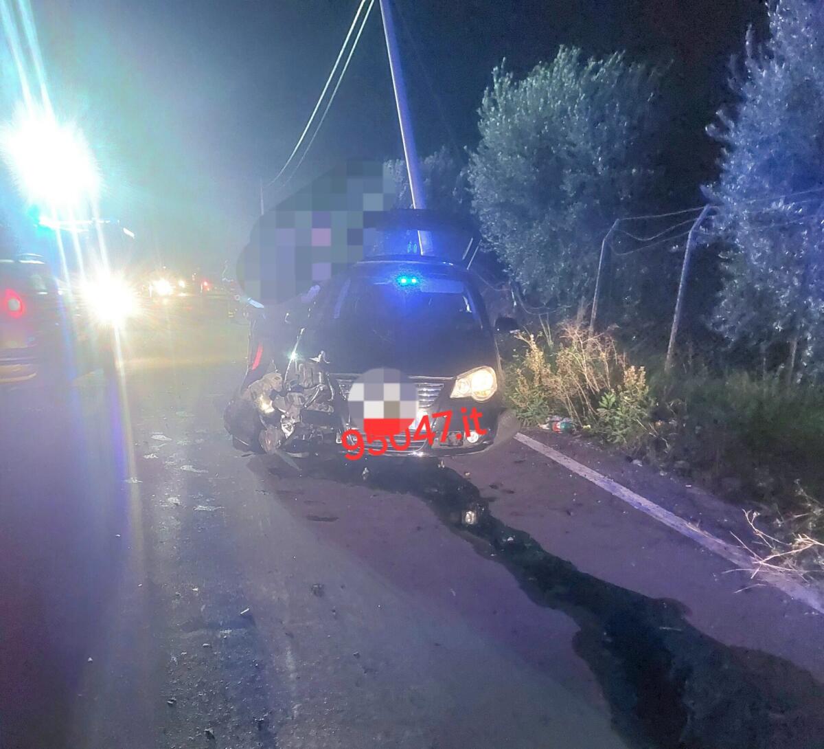 PERDE IL CONTROLLO E FINISCE CONTRO UN PALO SULLA SP 15 A BELPASSO, INTERVENTO DEL 118 E DEI VIGILI DEL FUOCO - 