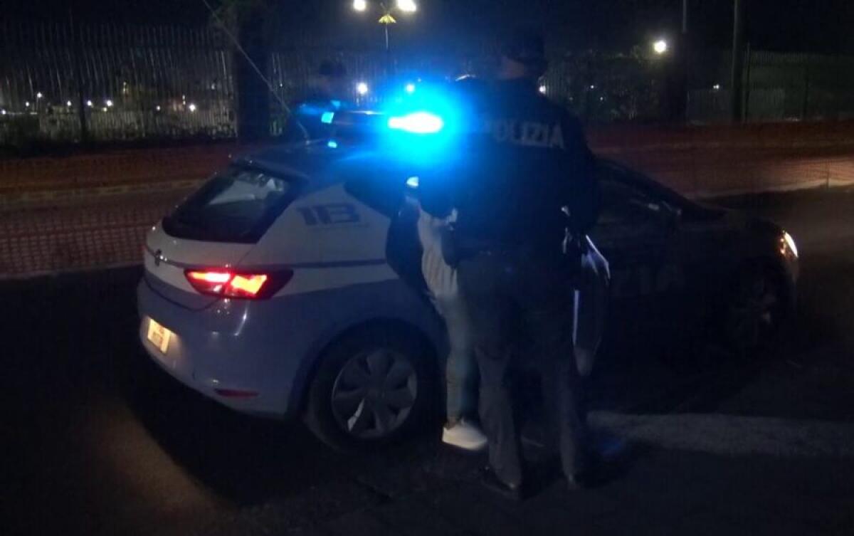 CATANIA. MINACCIA CON UN COLTELLO I DUE COINQUILINI E AGGREDISCE POLIZIOTTI, ARRESTATO - 