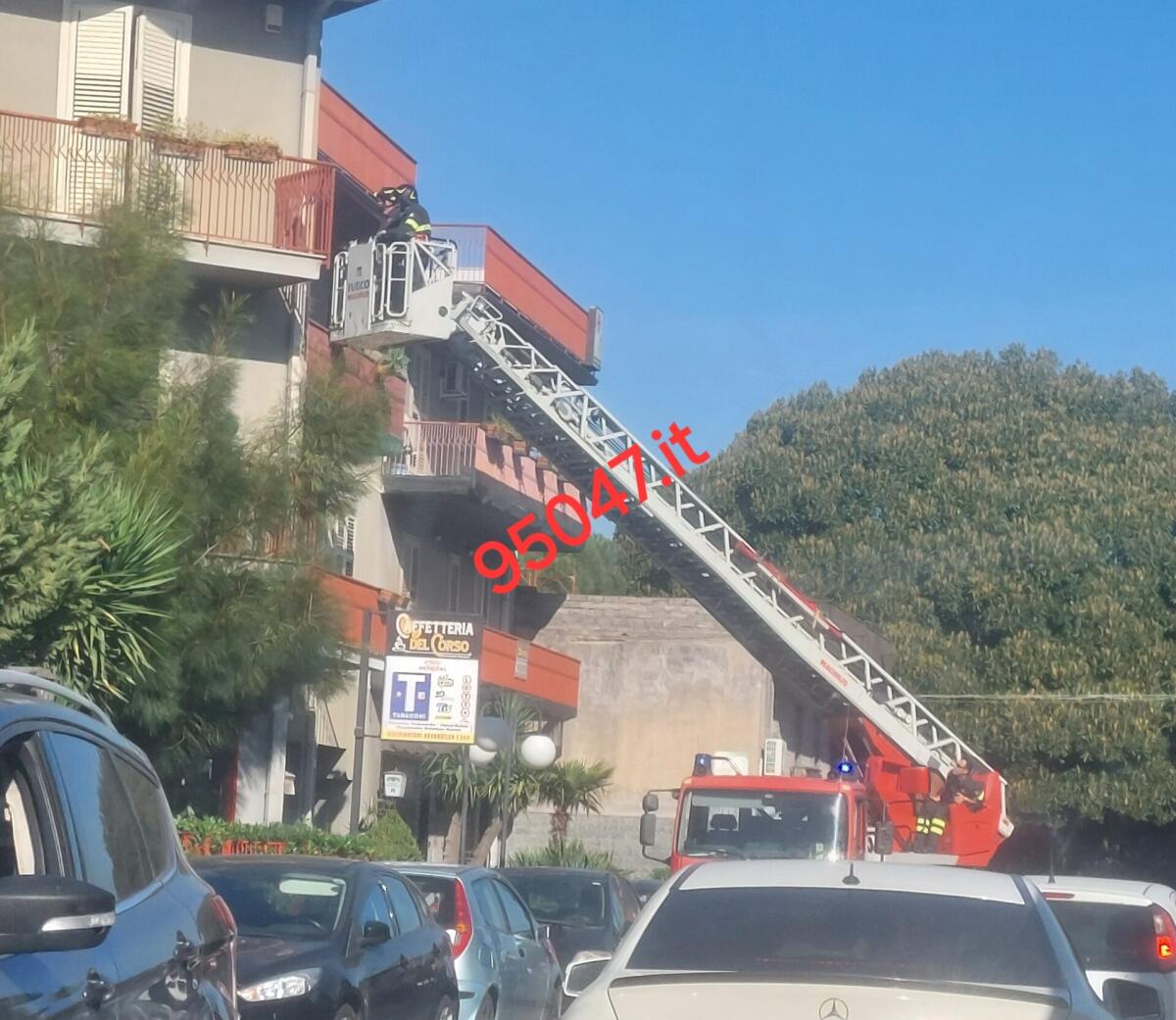 PATERNÒ, CADUTA DI CALCINACCI IN CORSO SICILIA: INTERVENTO DEI VIGILI DEL FUOCO - 