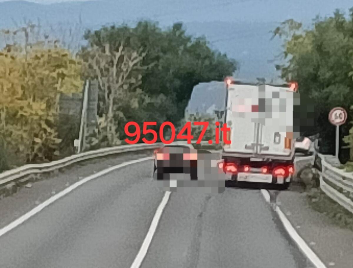CAMION IN PANNE SULLA SS284 NEI PRESSI SVINCOLO DI PATERNO’ , DISAGI ALLA CIRCOLAZIONE - 