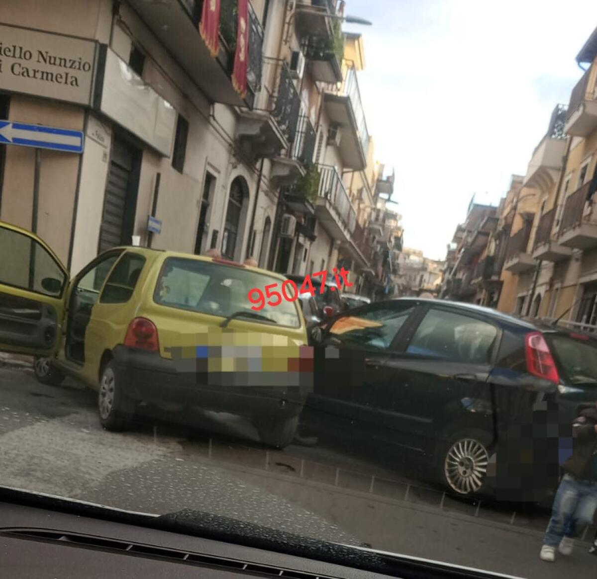 ENNESIMO INCIDENTE A PATERNÒ: SCONTRO TRA DUE AUTO IN VIA BARATTA - 