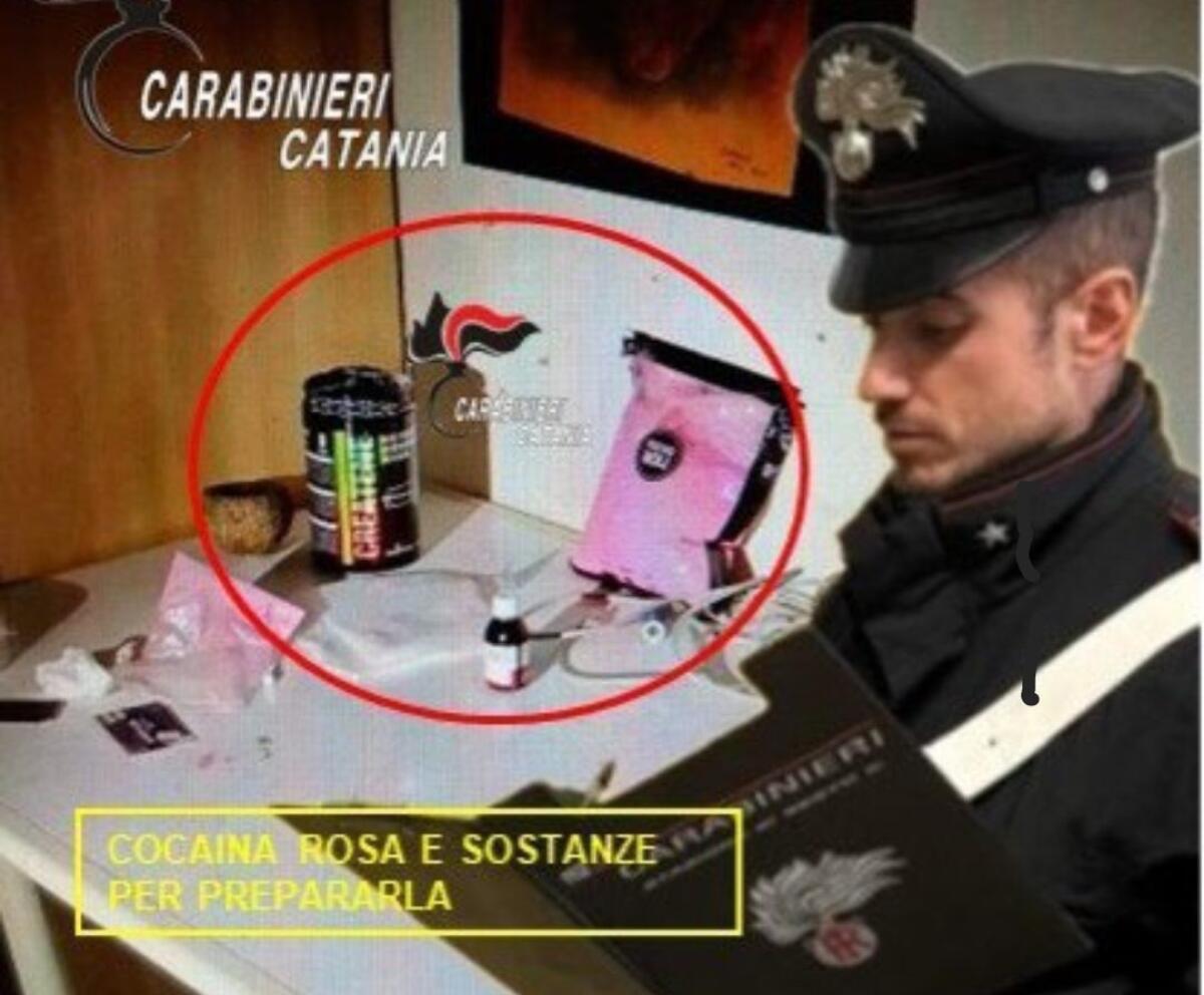 CATANIA, INGOIA UNA BUSTA DI DROGA PER SFUGGIRE AL CONTROLLO: SALVATO DAI CARABINIERI MENTRE RISCHIAVA DI SOFFOCARE - 