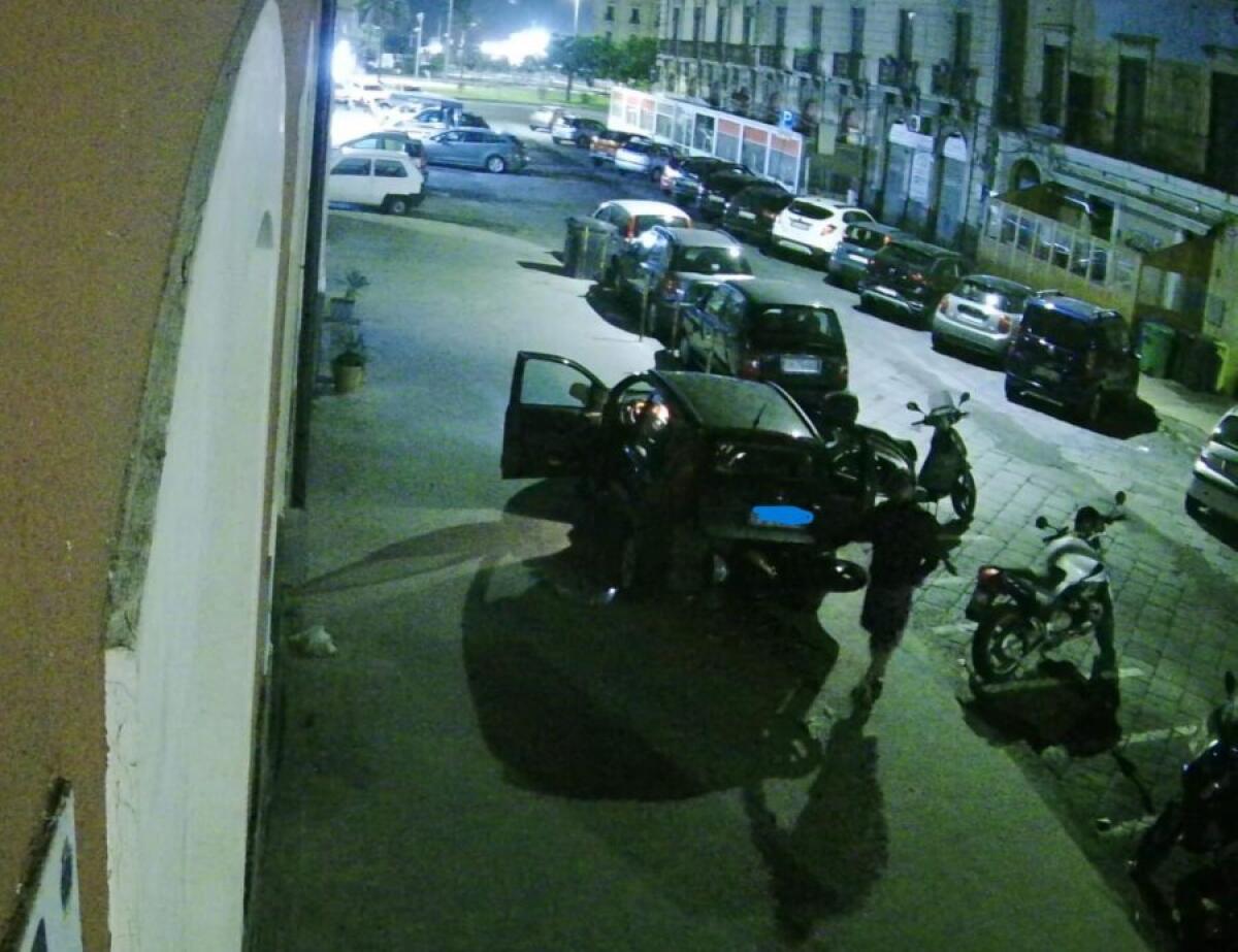 CATANIA: RUBA UNO SCOOTER E LO CARICA SU UN'AUTO INTESTATA A UN DEFUNTO E SENZA ASSICURAZIONE. IDENTIFICATO E DENUNCIATO. - 