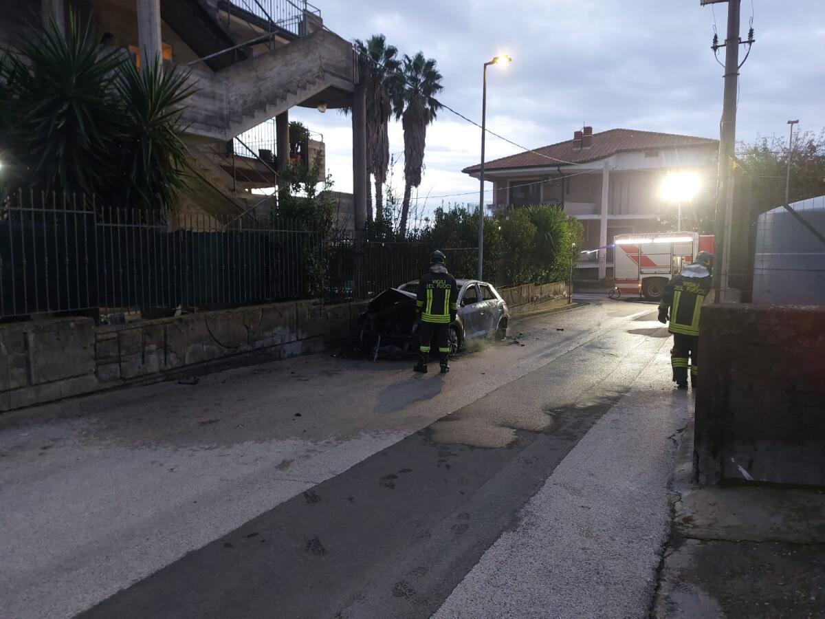 AUTO IN FIAMME IN CONTRADA PALAZZOLO, VIGILI DEL FUOCO IN AZIONE - 