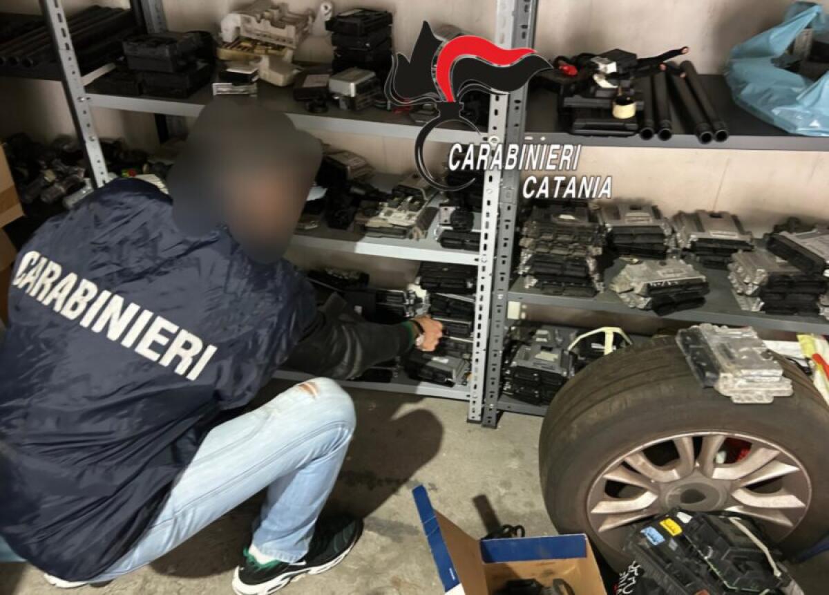 MISTERBIANCO: SCOPERTO UN DEPOSITO DI DISPOSITIVI ELETTRONICI USATI PER RUBARE LE AUTO, DENUNCIATO 64ENNE - 