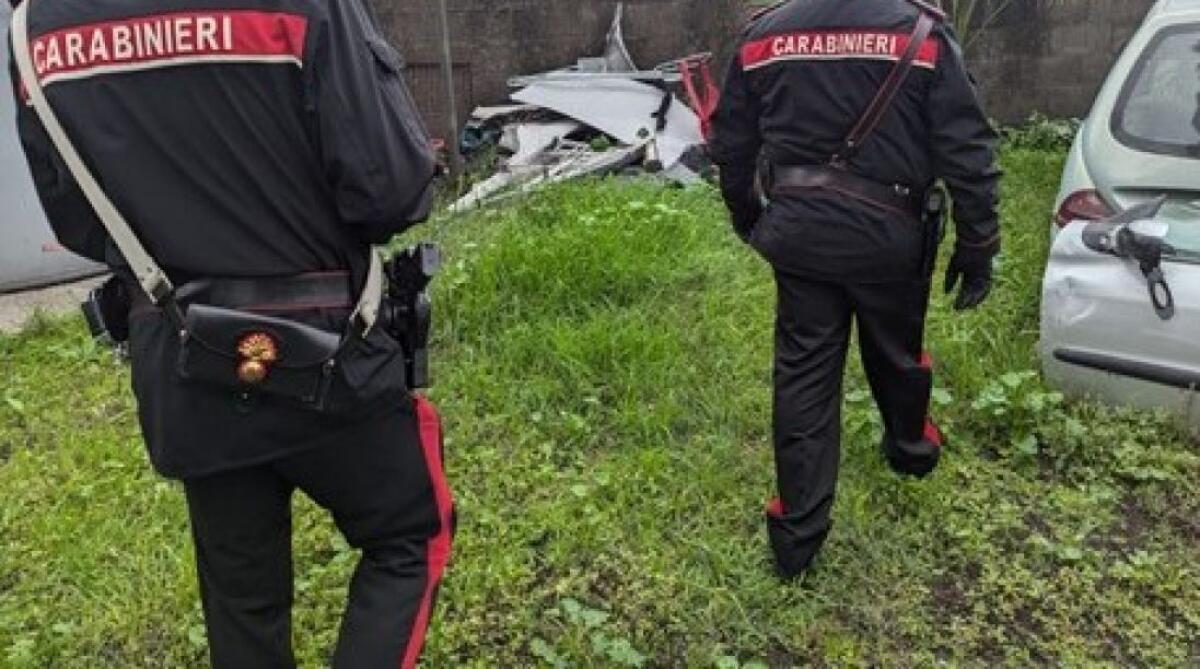 ACI BONACCORSI. OFFICINA ABUSIVA SCOPERTA DAI CARABINIERI, DENUNCIATO IL TITOLARE - 