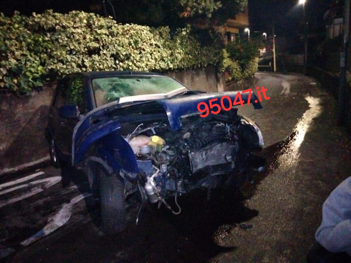 INCIDENTE STRADALE A TREMESTIERI ETNEO: SCONTRO FRONTALE IN VIA ETNEA, DUE FERITI - 