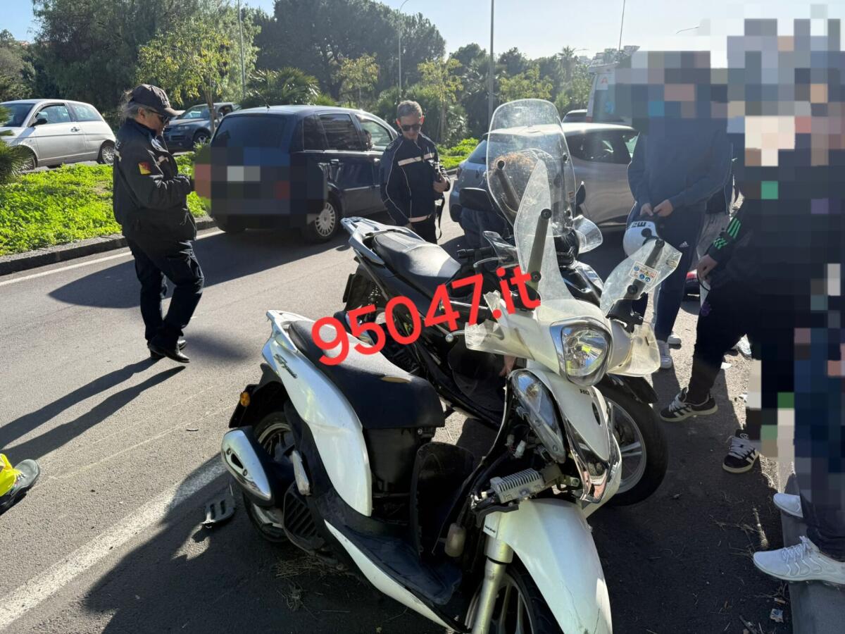 PATERNO', SCONTRO TRA SCOOTER AL CORSO DEL POPOLO: 19ENNE FERITO - 