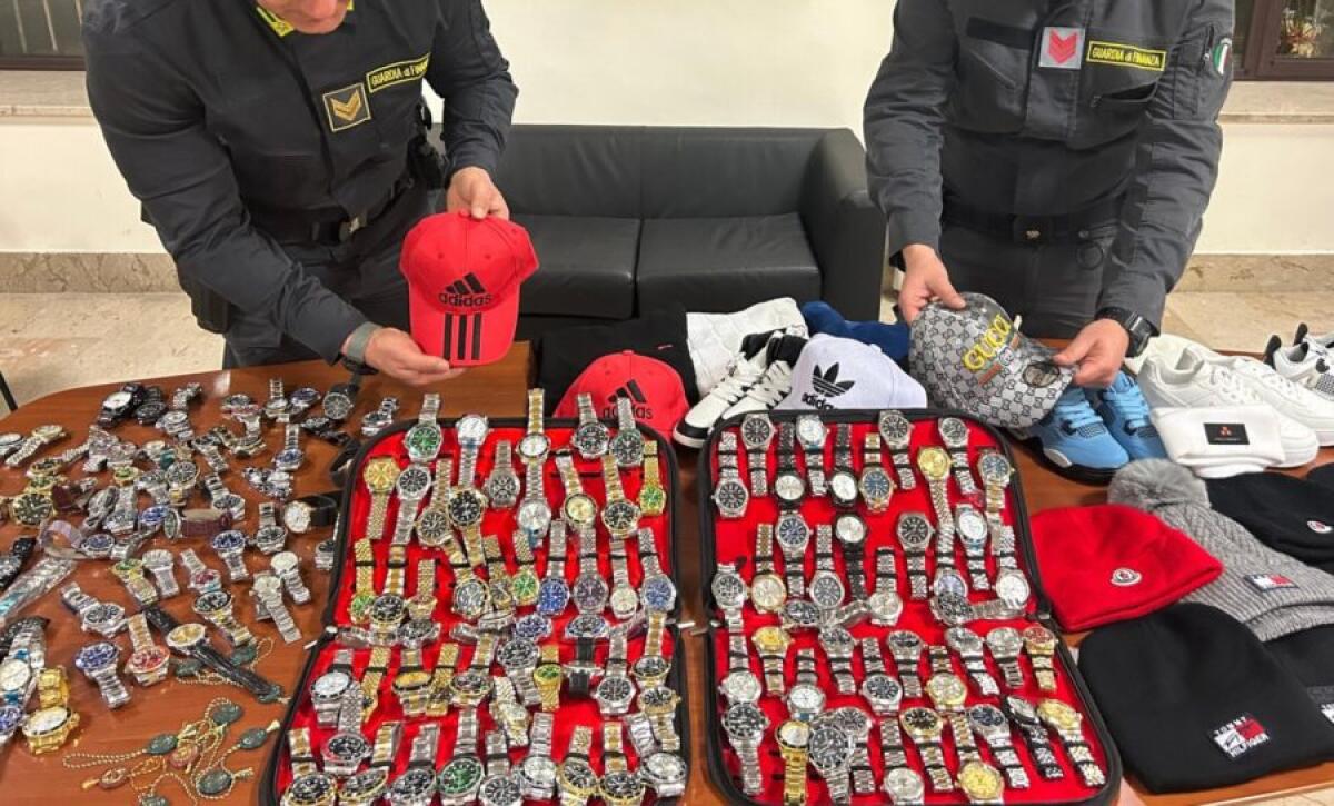 CATANIA: SCOPERTO DEPOSITO DI ACCESSORI D’ABBIGLIAMENTO GRIFFATI E OROLOGI DI LUSSO.SEQUESTRATI 6500 PEZZI PER UN VALORE COMPLESSIVO DI OLTRE 250.000€ - 