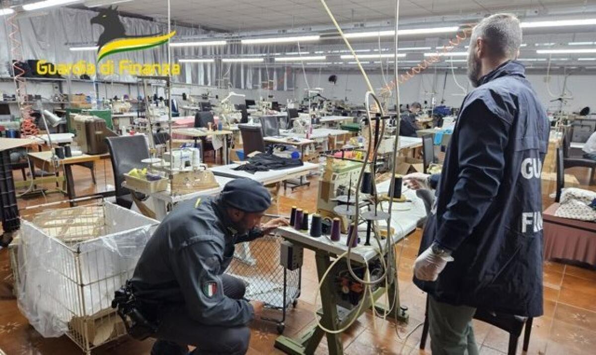 VARESE, CUCIVANO VESTITI PER L'ALTA MODA VIVENDO SUL POSTO DI LAVORO - 