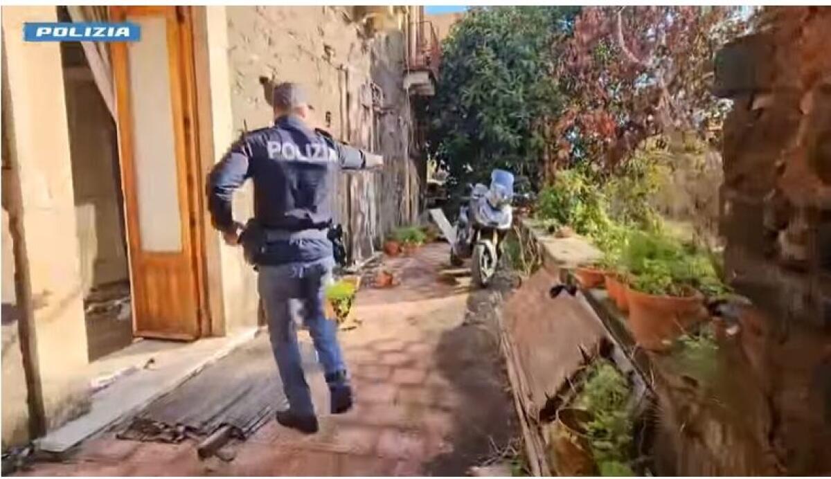 MOTO RUBATE RITROVATE DALLA POLIZIA DI CATANIA: UN APPARTAMENTO IL NASCONDIGLIO - 