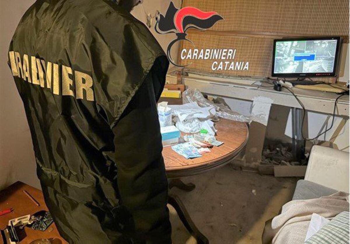 CATANIA: I CARABINIERI INTERROMPONO SPACCIO IN UN MAGAZZINO, ARRESTATI DUE PUSHER CON STUPEFACENTI E BILANCINO - 