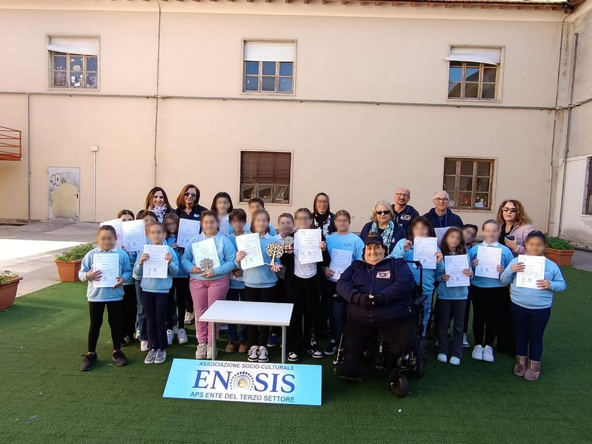 L'ASSOCIAZIONE ENOSIS PREMIA GLI ALUNNI DEL CONCORSO POETICO "RADICI PER IL FUTURO" - 