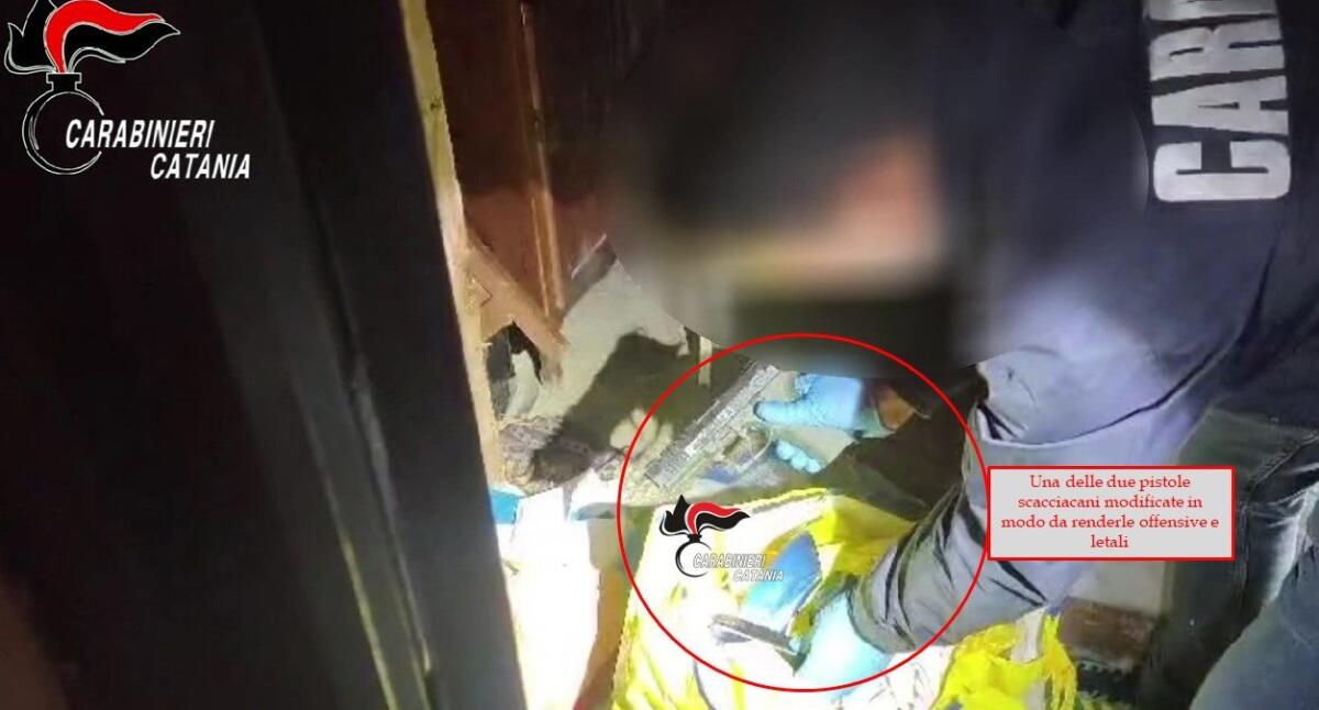 CATANIA, MARITO E MOGLIE IN MANETTE A NESIMA PER POSSESSO DI ARMI E DROGA - 