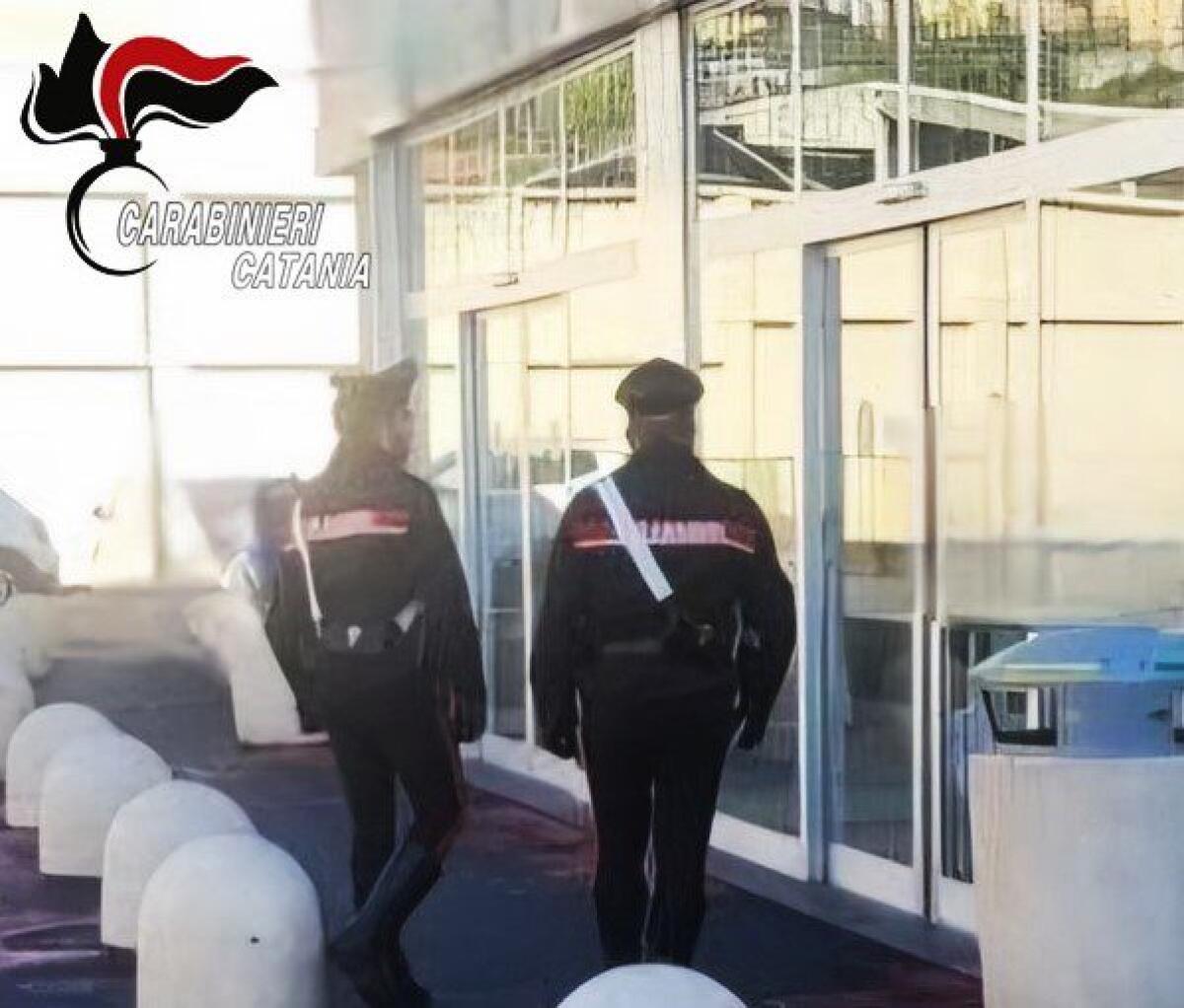 ACI CATENA. RUBA SALMONE E TONNO AL SUPERMERCATO, LADRO BECCATO DAI CARABINIERI DOPO POCHI MINUTI - 