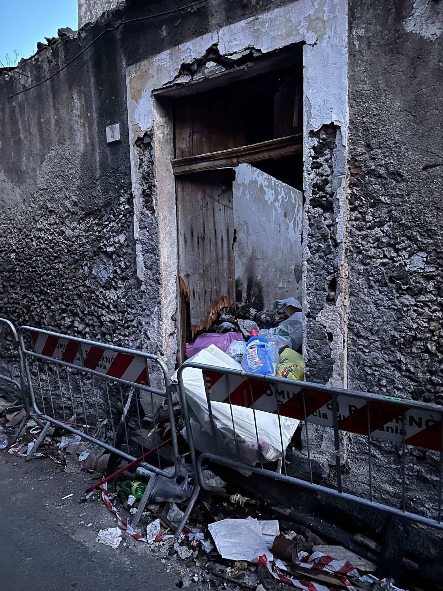 PATERNÒ, RISCHIO CROLLO CASA ABBANDONATA IN VIA VITTORIO ALFIERI: I RESIDENTI SOLLECITANO INTERVENTI IMMEDIATI