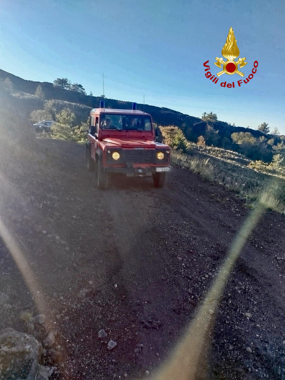 ESCURSIONISTA CON GAMBA FRATTURATA: SOCCORSA DAI VIGILI DEL FUOCO SULL’ETNA NORD