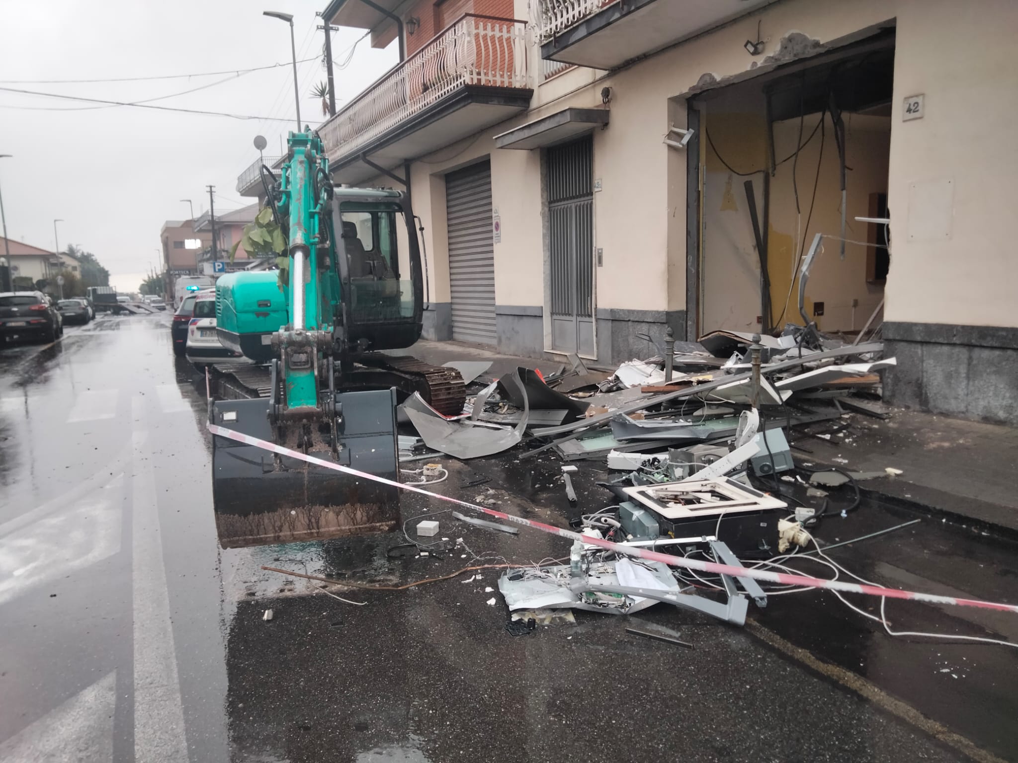 Trecastagni , con un escavatore rubano la cassaforte di una banca