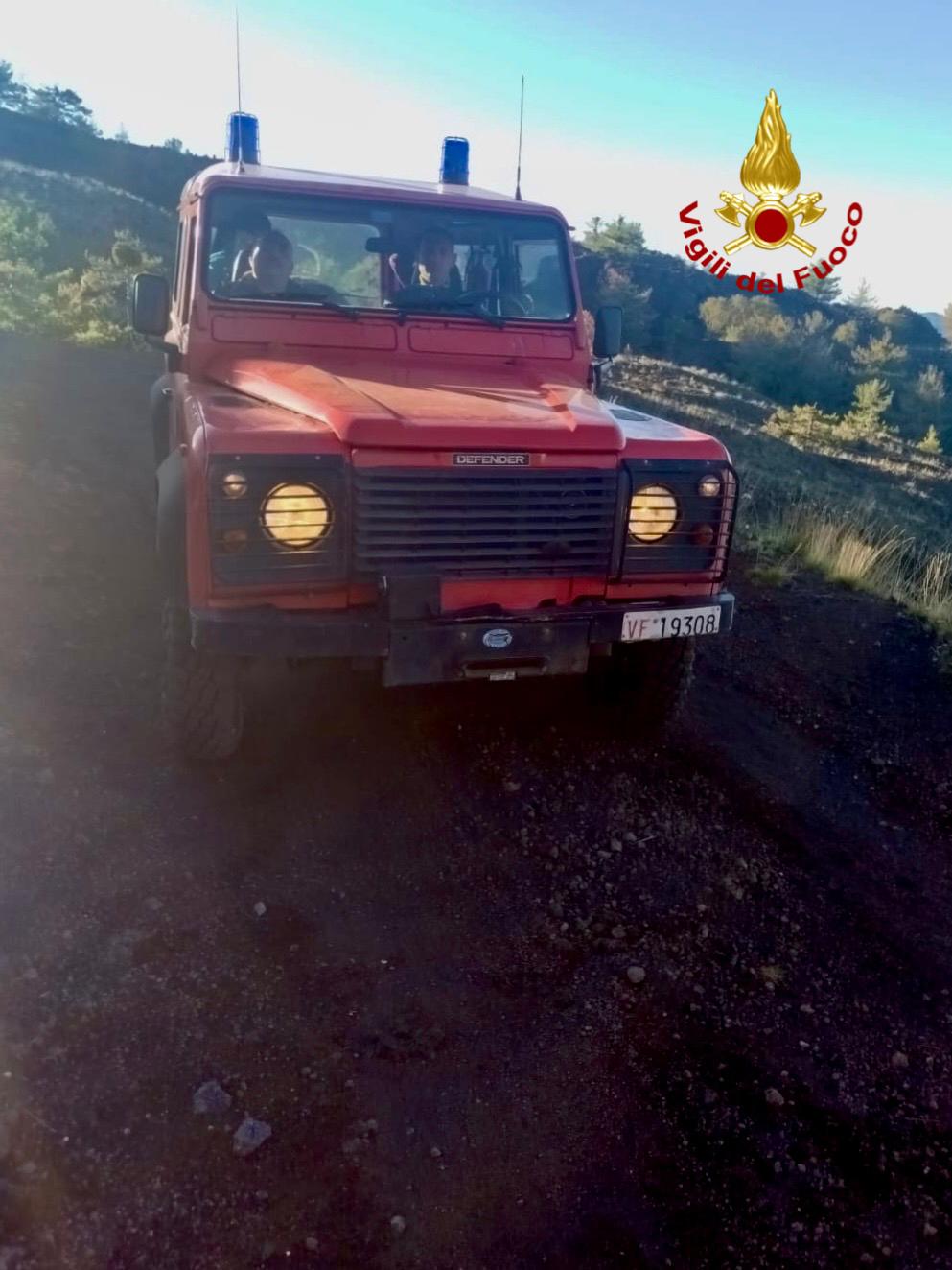 ESCURSIONISTA CON GAMBA FRATTURATA: SOCCORSA DAI VIGILI DEL FUOCO SULL’ETNA NORD