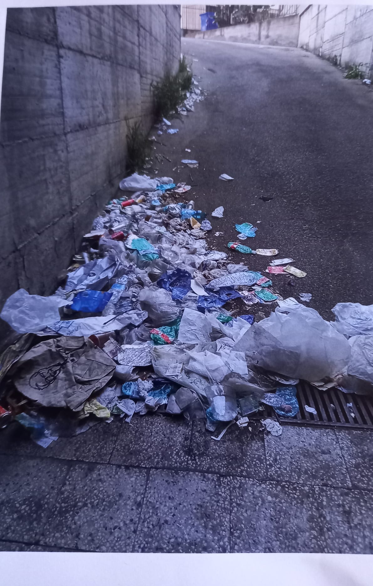 PARCO EUROPA, A PATERNÒ L’ENNESIMA NOTTE DI SCHIAMAZZI E VANDALISMI: CITTADINI ESASPERATI CHIEDONO AIUTO