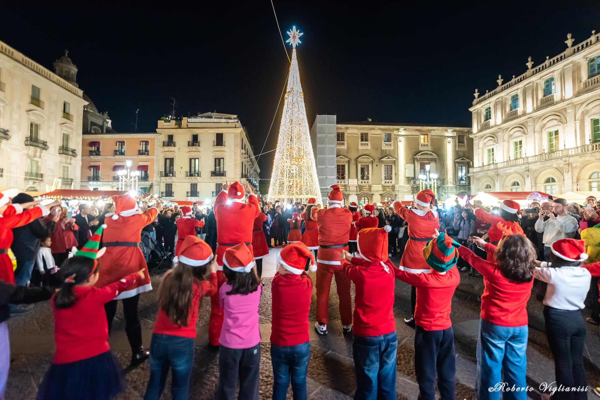 CATANIA SI ILLUMINA PER IL NATALE: IL SINDACO ACCENDE L’ALBERO IN PIAZZA UNIVERSITÀ
