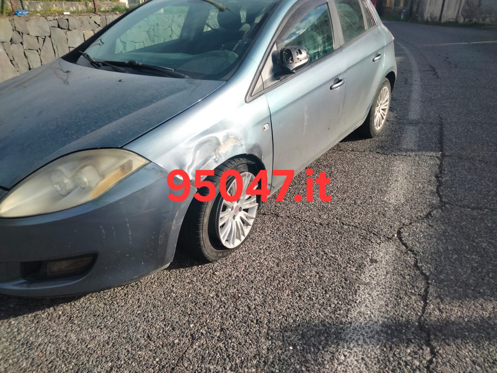 GRAVE INCIDENTE A BELPASSO: SCONTRO FRONTALE TRA FURGONE E LANCIA Y, FERITA DONNA