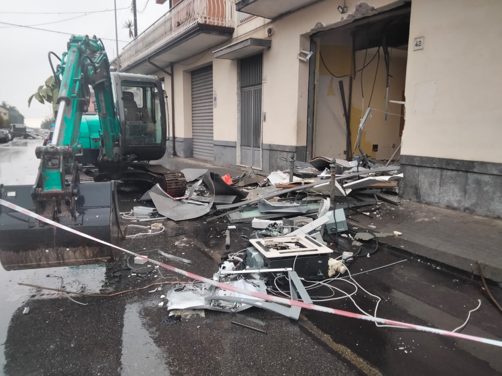 Trecastagni , con un escavatore rubano la cassaforte di una banca