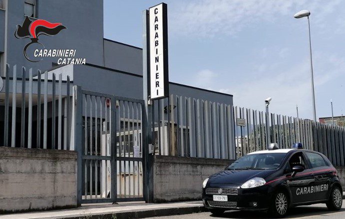 CALTABIANO. SEQUESTRANO, PICCHIANO E MINACCIANO DI MORTE UNA DONNA PER COSTRINGERLA A PAGARE I DEBITI DI DROGA, CINQUE ARRESTI