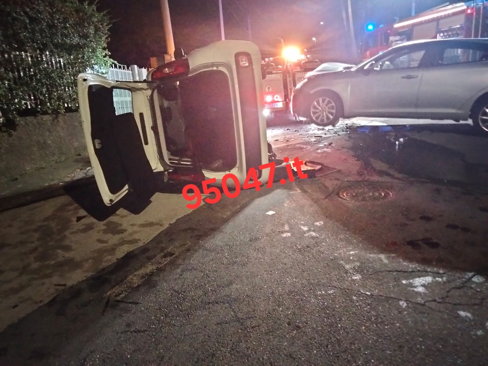 GRAVE INCIDENTE A PEDARA: TRE FERITI NELLO SCONTRO TRA DUE AUTO, UNA SI RIBALTA