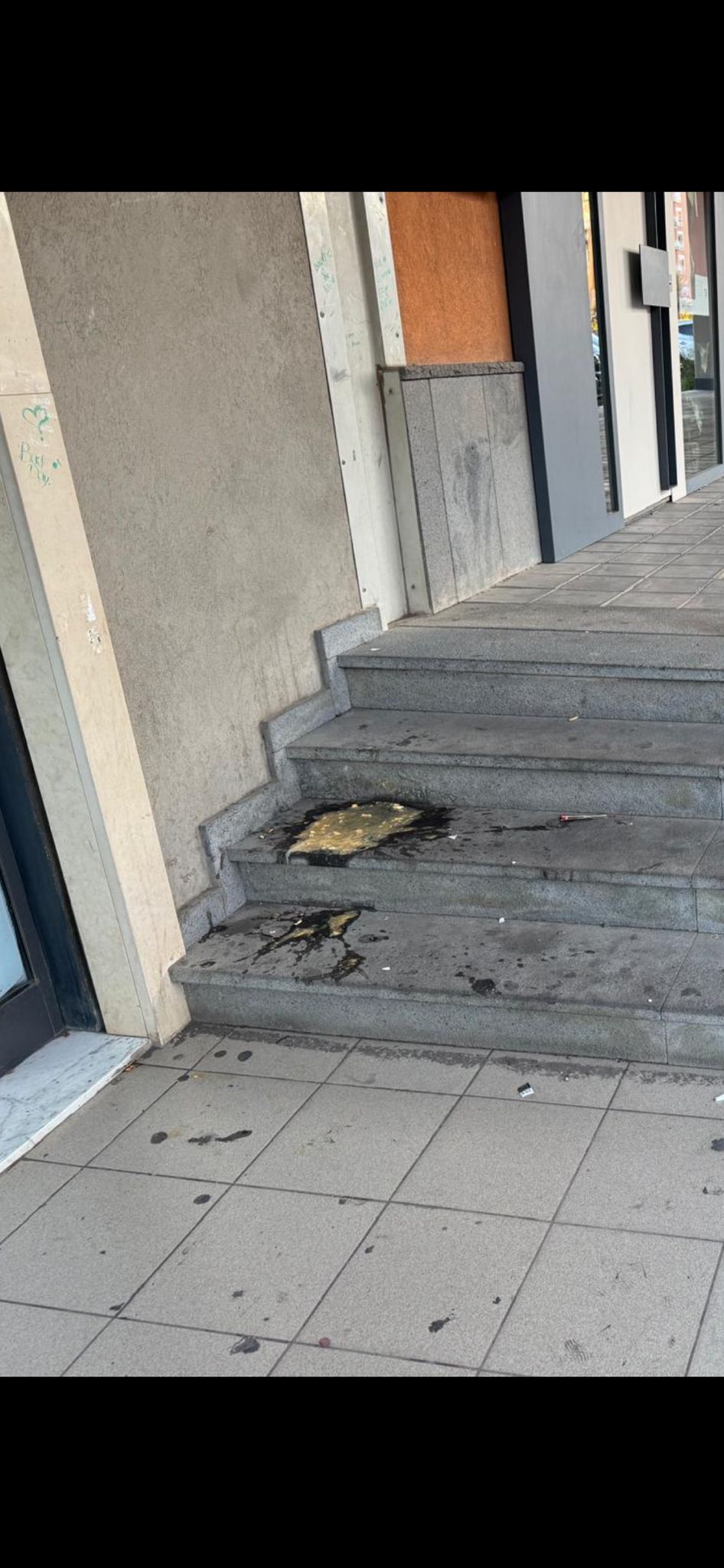 PARCO EUROPA, A PATERNÒ L’ENNESIMA NOTTE DI SCHIAMAZZI E VANDALISMI: CITTADINI ESASPERATI CHIEDONO AIUTO