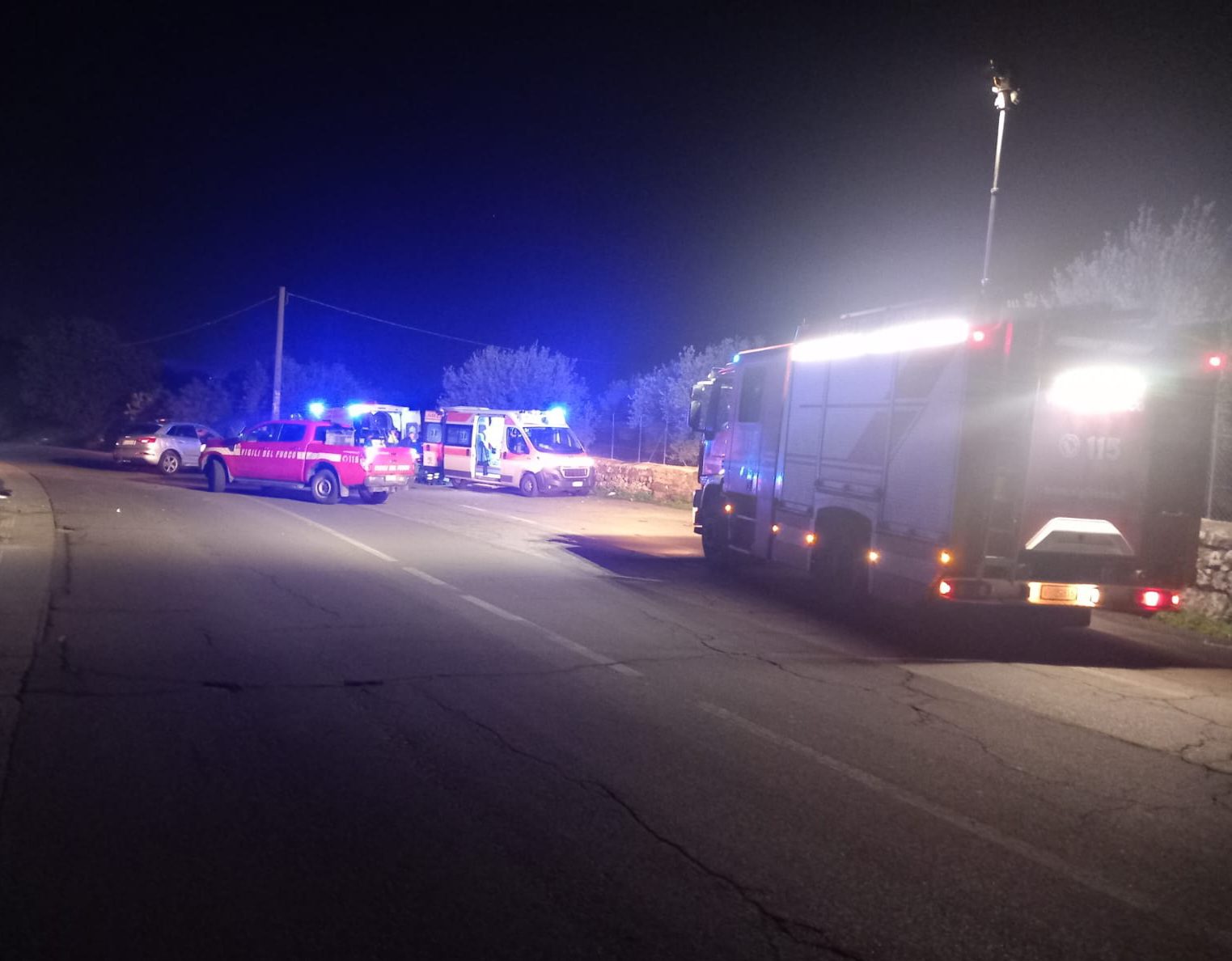 GRAVE INCIDENTE SULLA PROVINCIALE 56 A BELPASSO: AUTO CONTRO UN MURO, FERITI SOCCORSI DAL 118