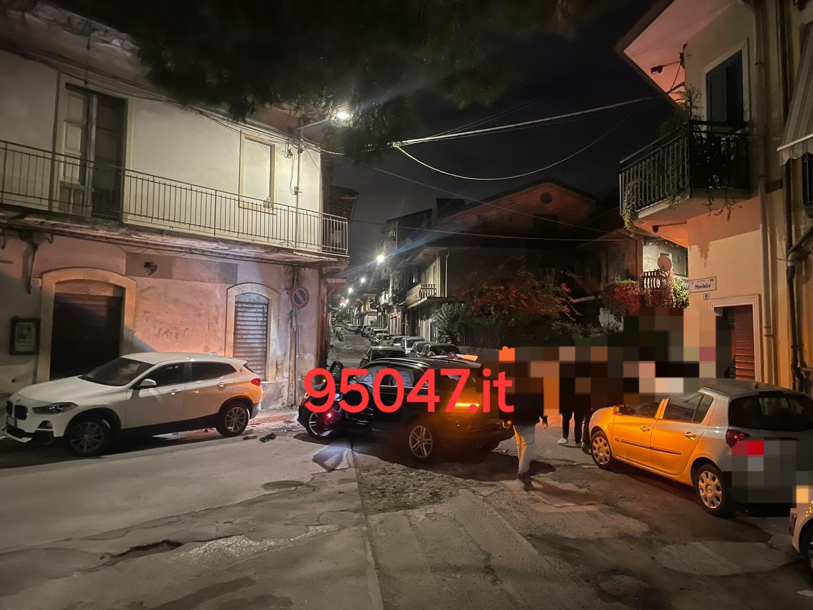 INCIDENTE A PATERNÒ IERI SERA: SCONTRO TRA DUE AUTO, TRE FERITI TRASPORTATI IN OSPEDALE