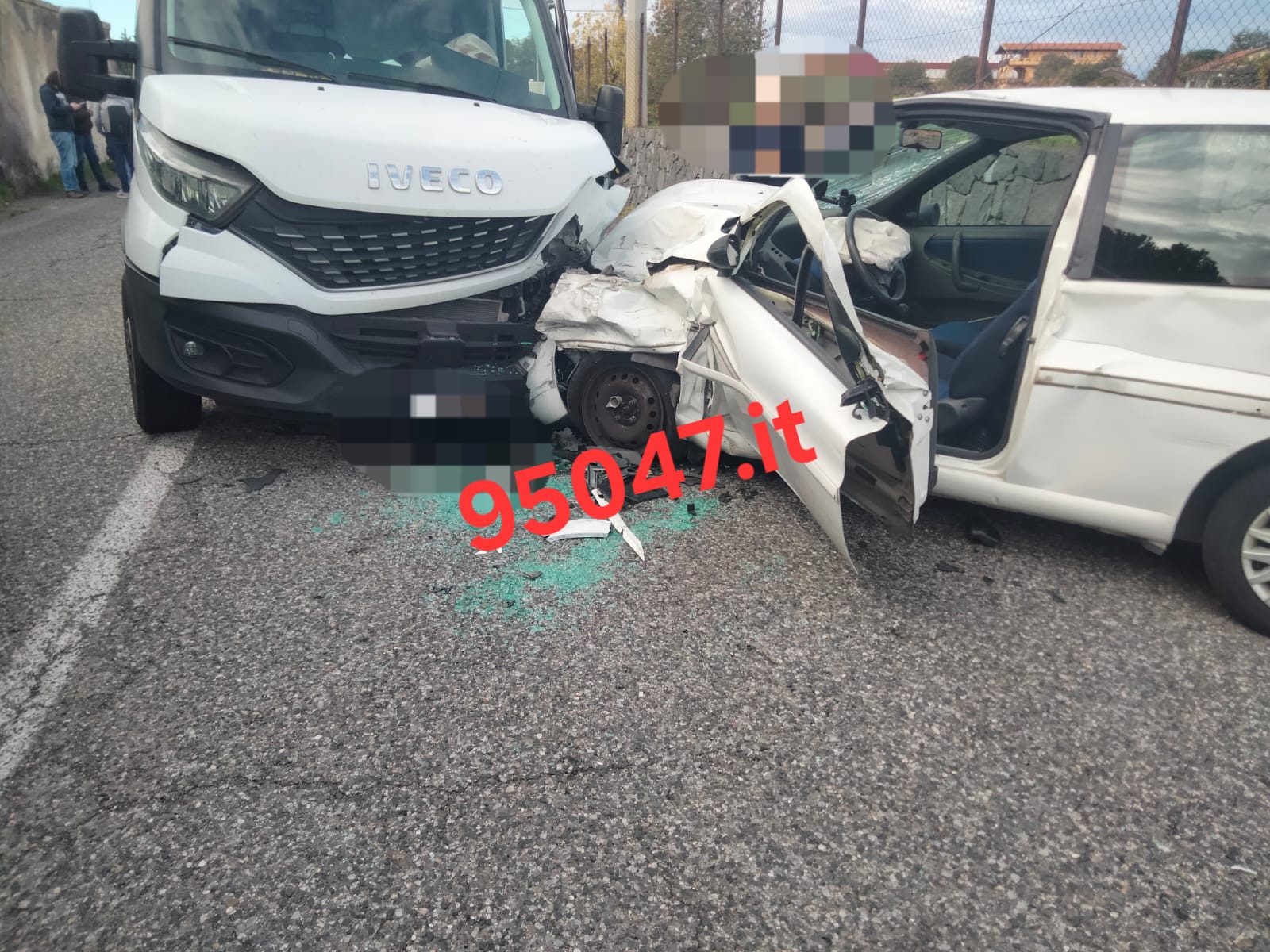GRAVE INCIDENTE A BELPASSO: SCONTRO FRONTALE TRA FURGONE E LANCIA Y, FERITA DONNA