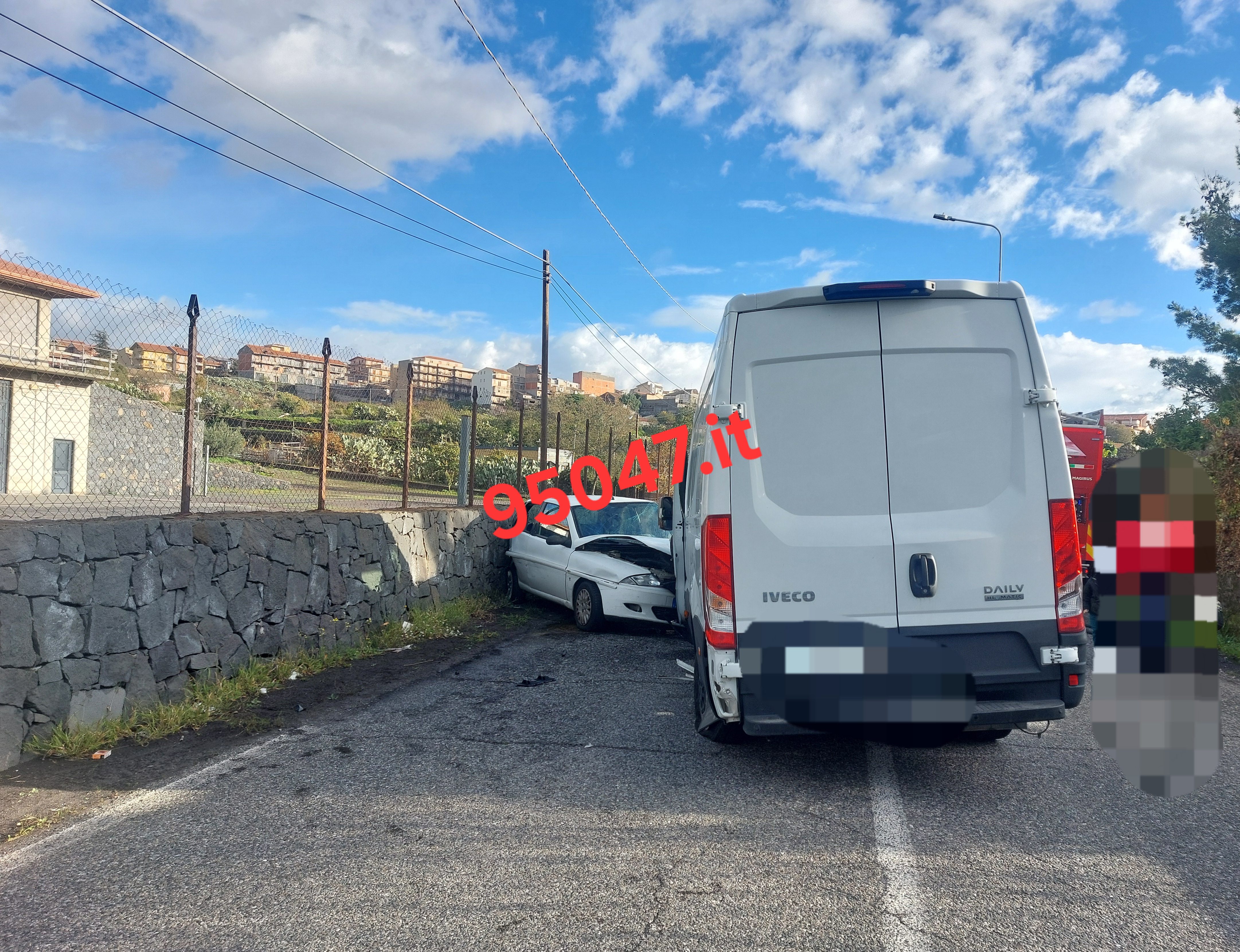 GRAVE INCIDENTE A BELPASSO: SCONTRO FRONTALE TRA FURGONE E LANCIA Y, FERITA DONNA
