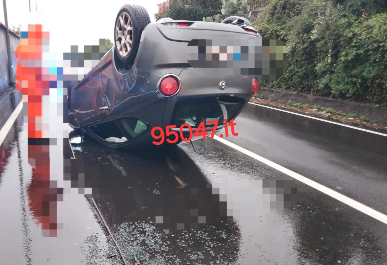 SAN PIETRO CLARENZA, AUTO SI RIBALTA SU VIA BELLINI: CONDUCENTE ILLESO