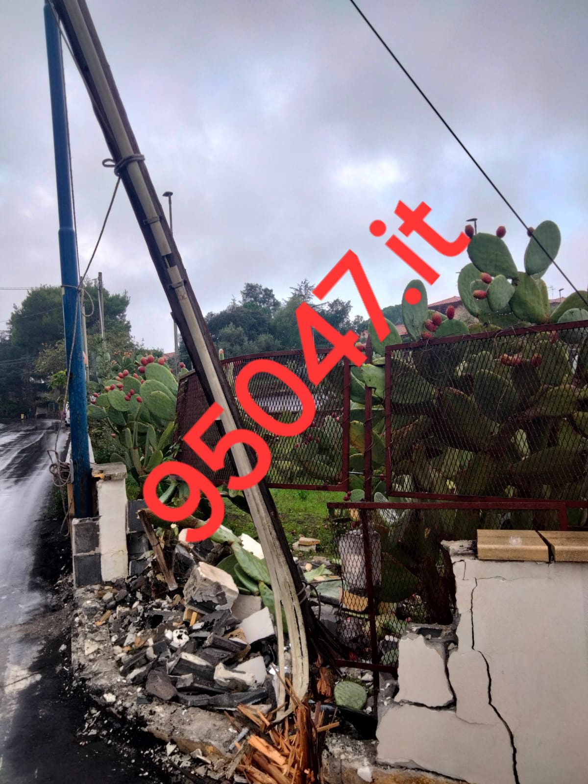 GRAVE INCIDENTE A PEDARA: FIAT PANDA SI SCHIANTA CONTRO UN MURETTO E DANNEGGIA UN PALO