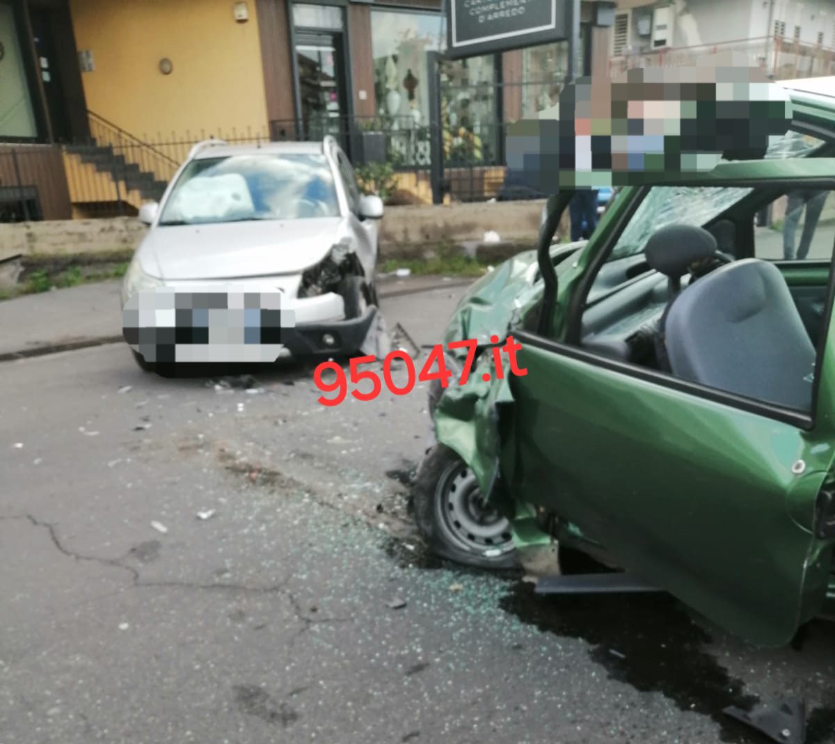 GRAVE INCIDENTE A PATERNÒ: SCONTRO TRA DUE AUTO AL CORSO ITALIA, FERITI