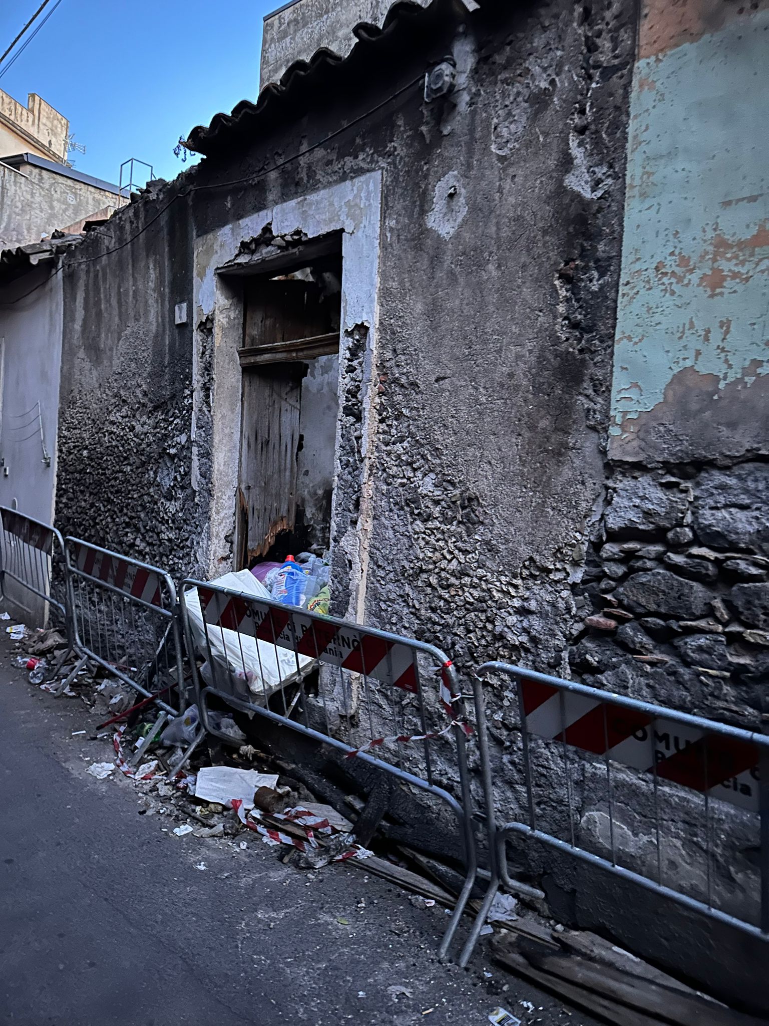 PATERNÒ, RISCHIO CROLLO CASA ABBANDONATA IN VIA VITTORIO ALFIERI: I RESIDENTI SOLLECITANO INTERVENTI IMMEDIATI