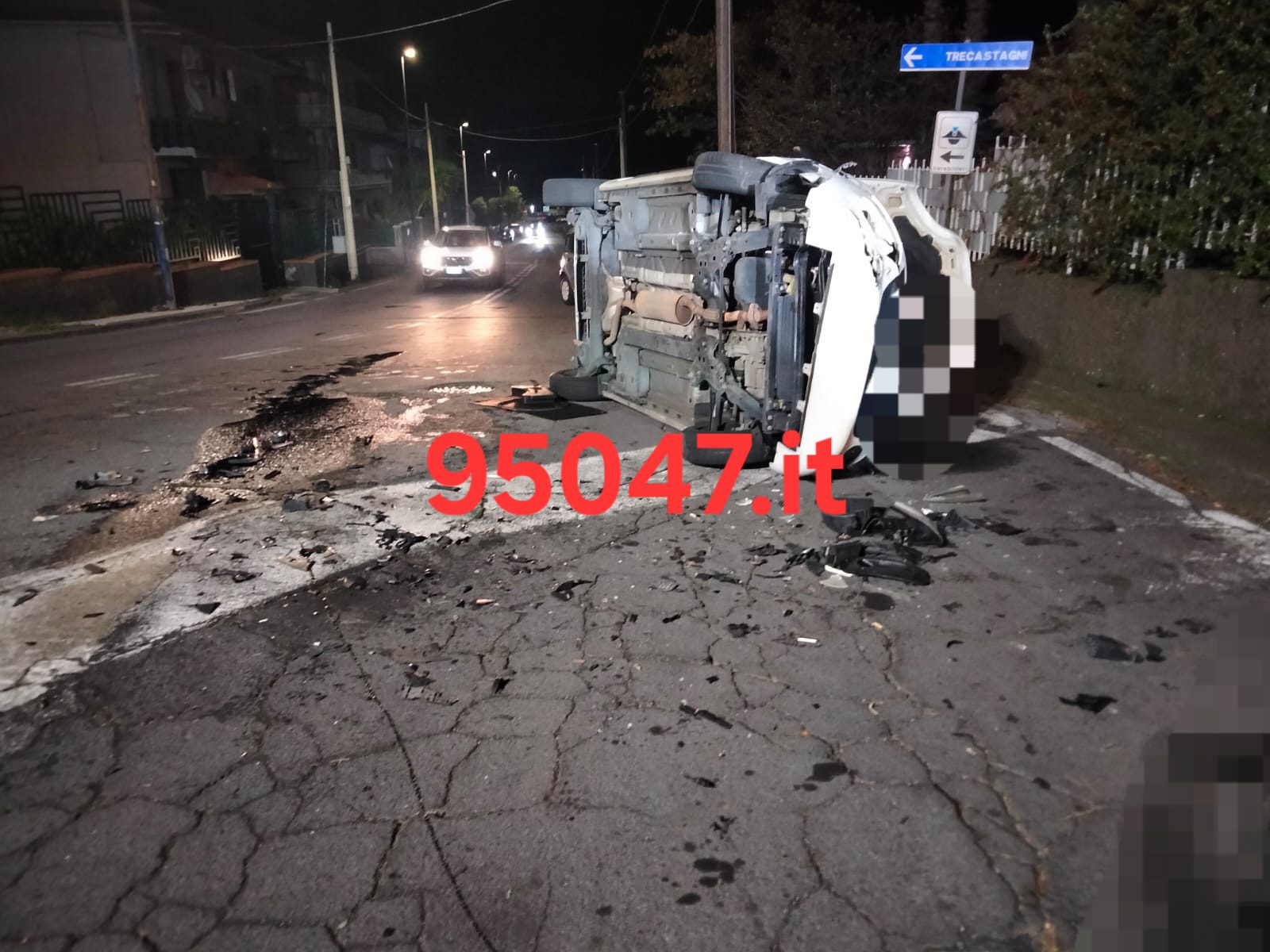 GRAVE INCIDENTE A PEDARA: TRE FERITI NELLO SCONTRO TRA DUE AUTO, UNA SI RIBALTA