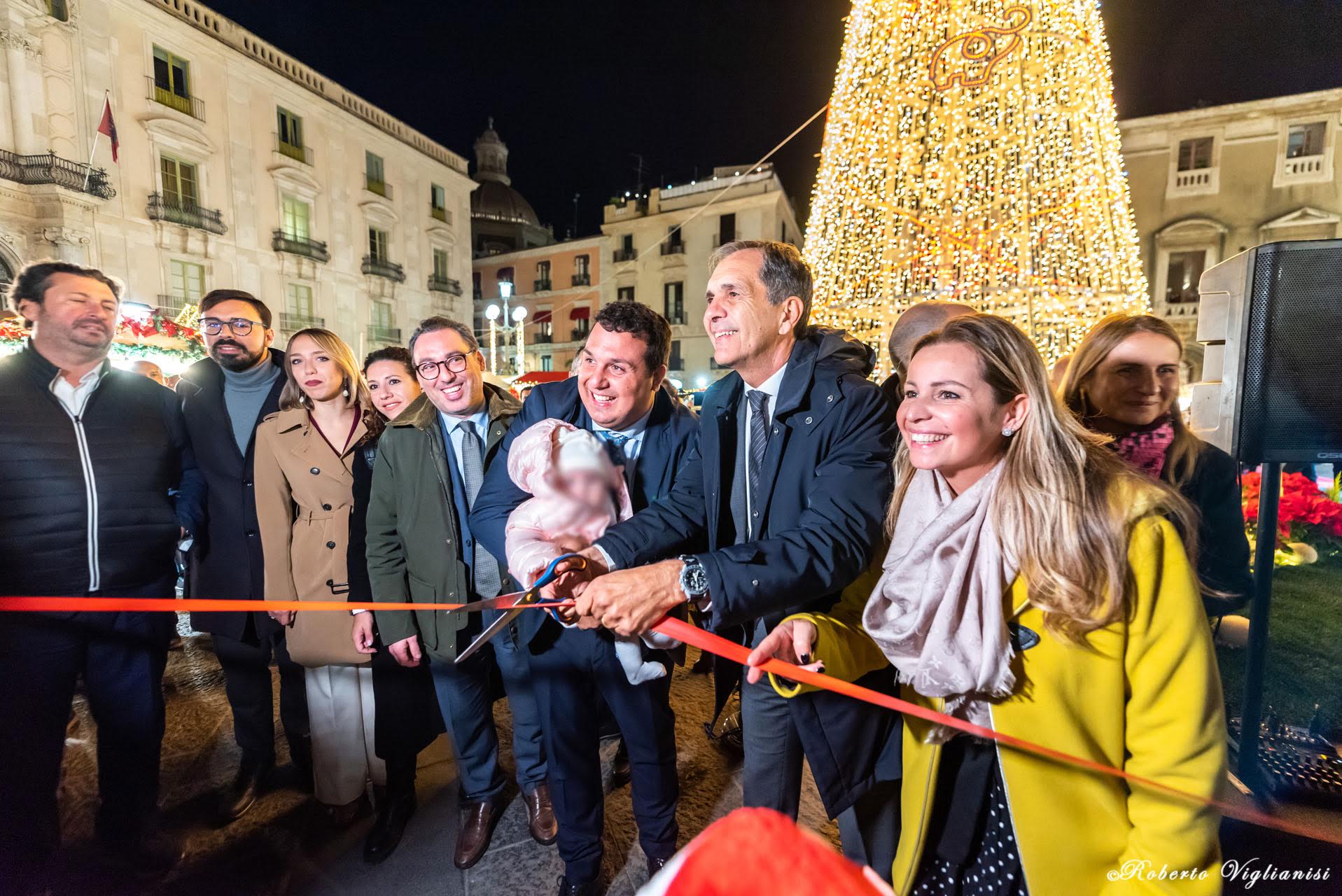 CATANIA SI ILLUMINA PER IL NATALE: IL SINDACO ACCENDE L’ALBERO IN PIAZZA UNIVERSITÀ
