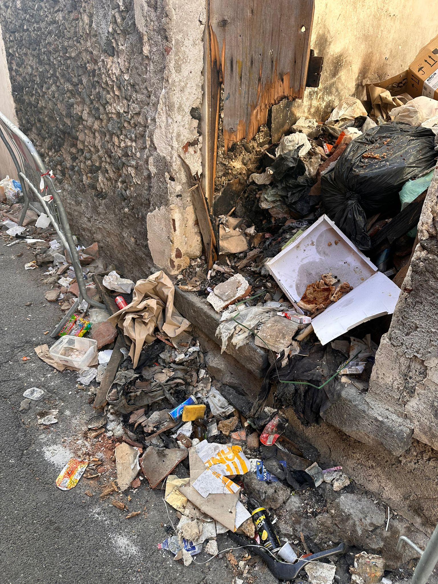 PATERNÒ, RISCHIO CROLLO CASA ABBANDONATA IN VIA VITTORIO ALFIERI: I RESIDENTI SOLLECITANO INTERVENTI IMMEDIATI